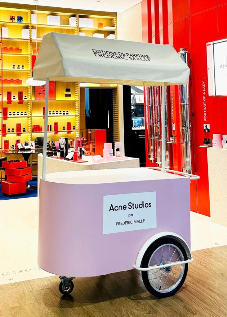 Off-white mobile pushcart with canopy roof, comes with large storage compartment. Fully customisable from cart body wrapping, simple logo customisation to printing of logo on the cart roof. Our pushcart is available in both black and off white. Perfect for reception tables, product displays, coffee cart, flower bars, or as a centerpiece to any event.